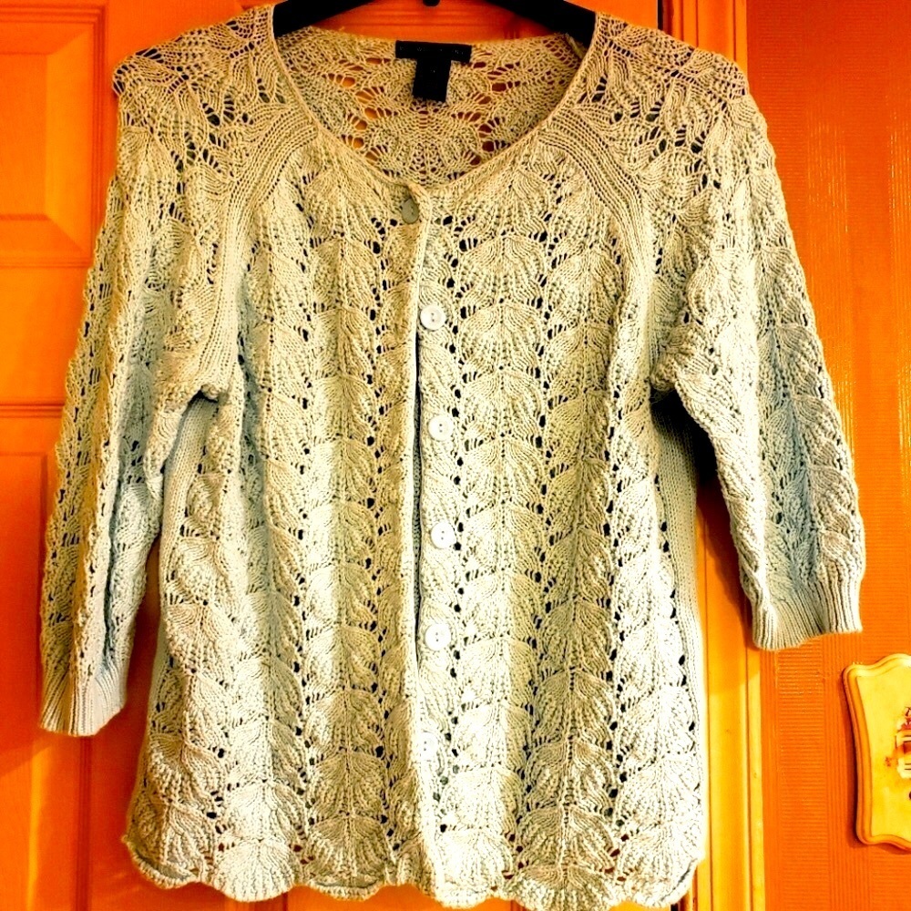 🌼 3/$20 Ladies open pattern cardigan.